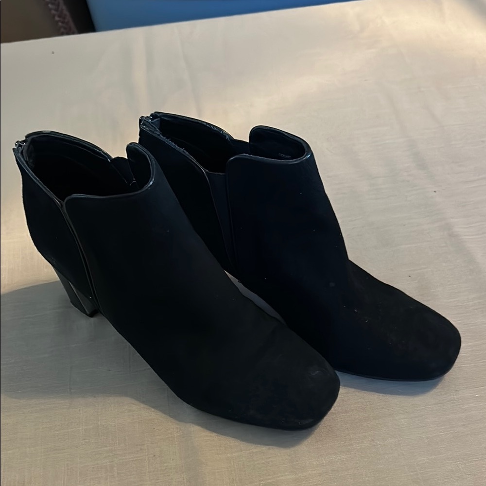 EUC Donald J. Pliner Black Ankle Booties with Chunky Heel
